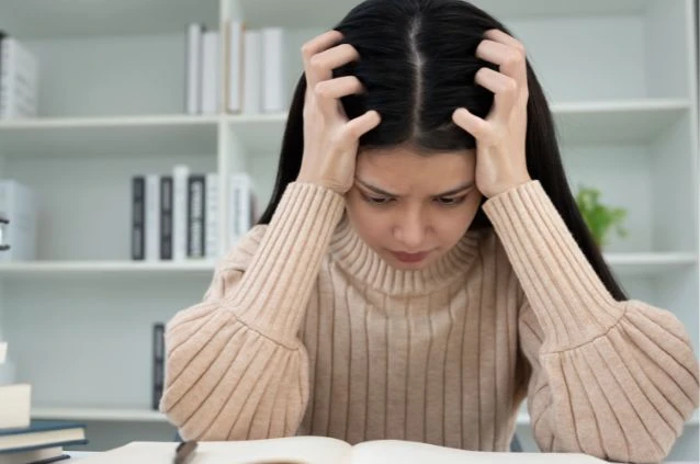 estudante com ansiedade antes das provas
