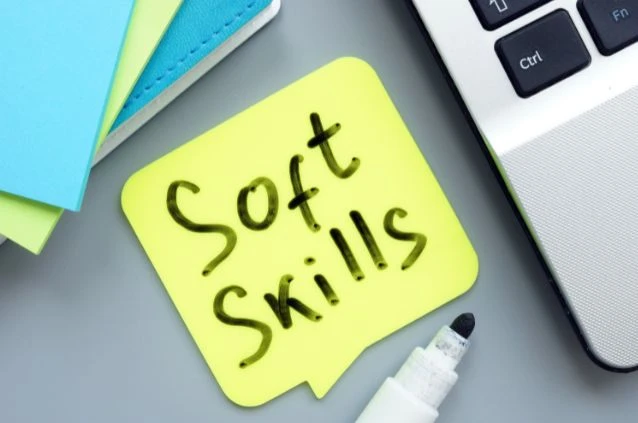 Post-it com a expressão “soft skills” escrita, representando habilidades comportamentais no ambiente profissional