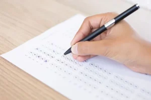estudante preenchendo prova encceja