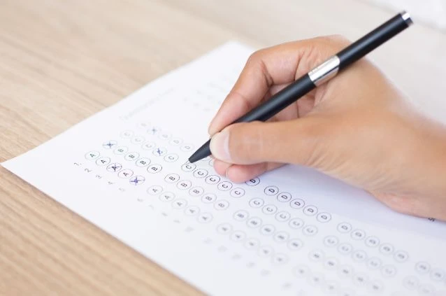 estudante preenchendo prova encceja