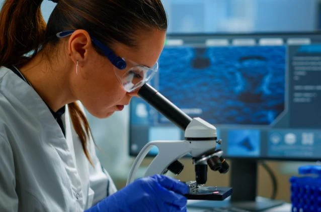 biomédica fazendo análise clínica em laboratório