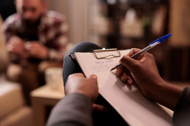 psicólogo em atendimento, representando uma das áreas de atuação da psicologia