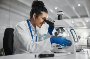 aluno de biomedicina estudando em laboratório