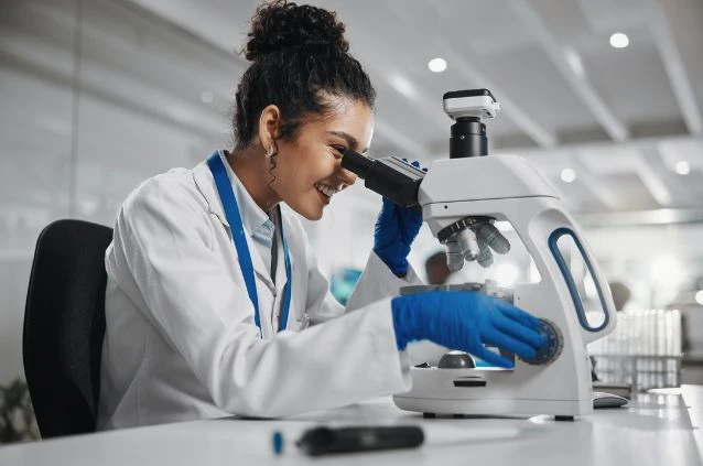 aluno de biomedicina estudando em laboratório