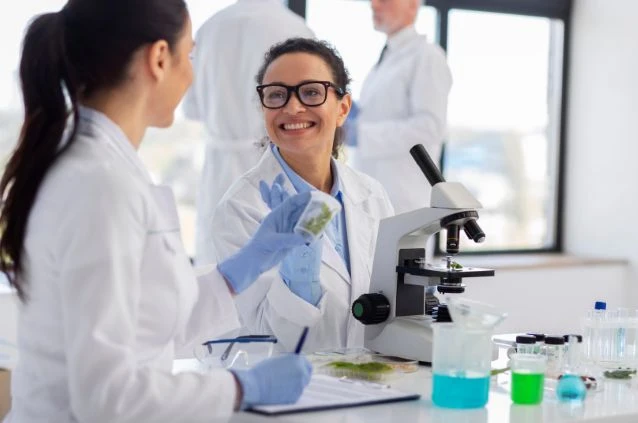 duas biomédicas trabalhando em laboratório