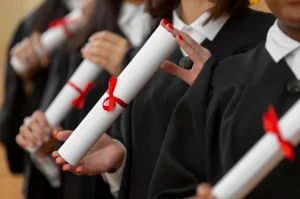 Mãos segurando um diploma que representa a conclusão de uma pós-graduação