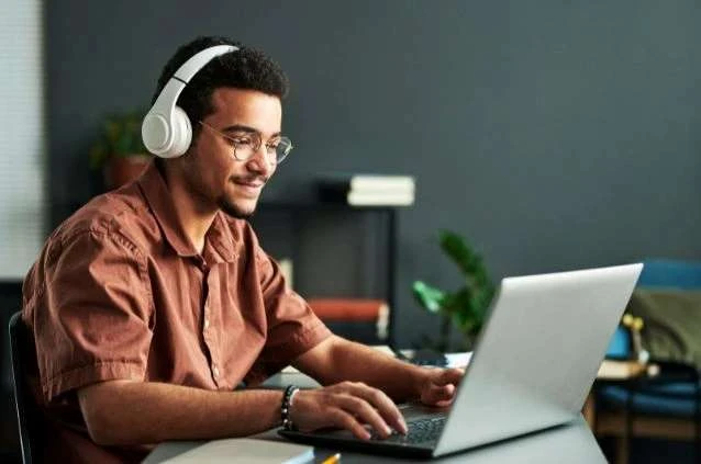 Aluno estudando em programa de MBA online