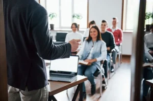 sala de aula com alunos estudando