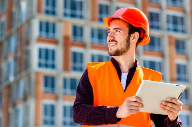 engenheiro civil trabalhando em obra