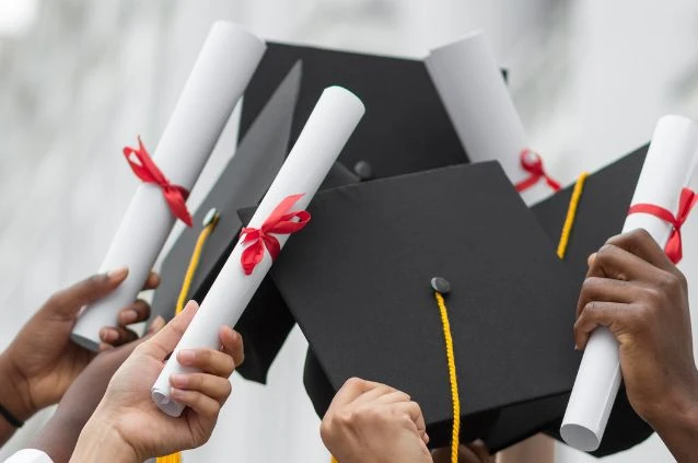 chapéu e diploma de colação de grau