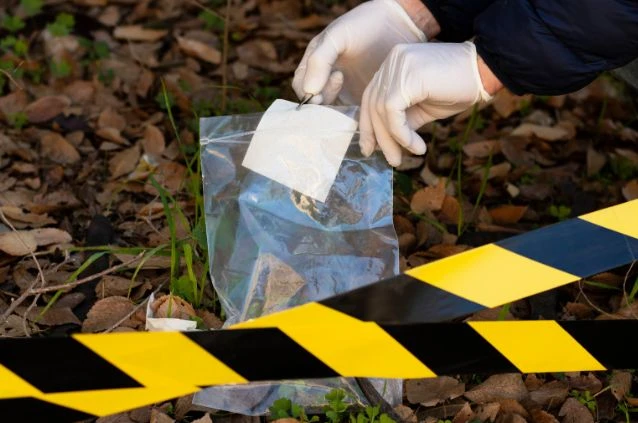 perito criminal coletando materiais