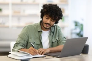 estudante de faculdade semipresencial