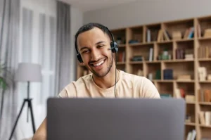 aluno estudando em modalidade online