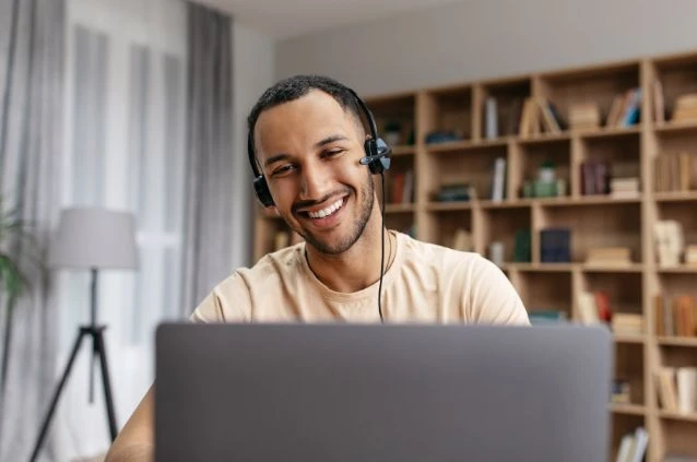 aluno estudando em modalidade online