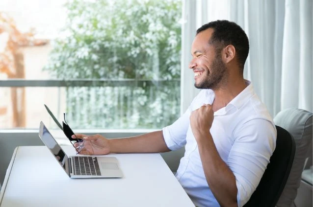 homem comemorando uma promoção no trabalho