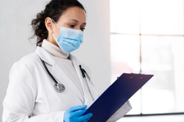 profissional da área da saúde representando um dos cursos com maior empregabilidade no Brasil