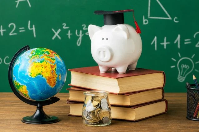 livros de estudo e cofre de porquinho simbolizando economia e finanças do FIES