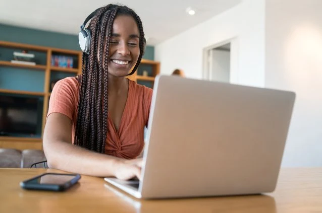 aluna de pós-graduação EAD estudando