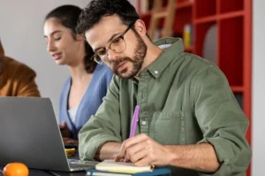 aluno de pós graduação stricto sensu estudando