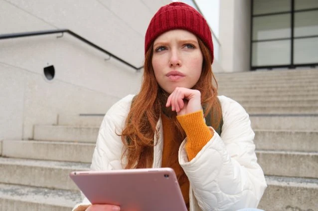 aluna pensando qual curso vale mais a pena