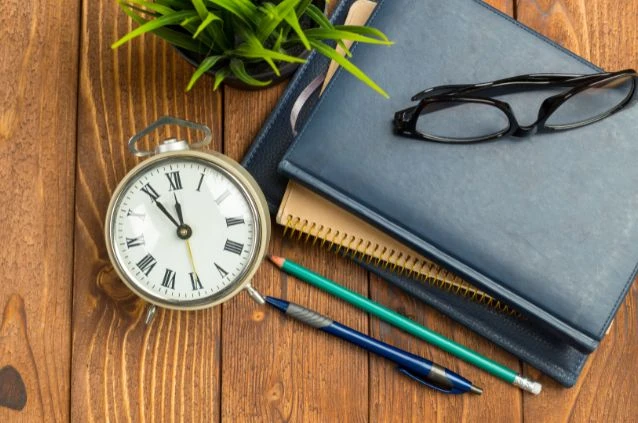 material de estudo representando cursos rápidos que dão emprego