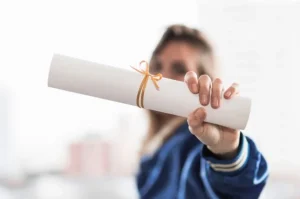 homem segurando diploma que ainda faz diferença no mercado