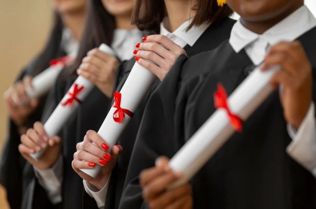 alunos segurando diploma de pós-graduação