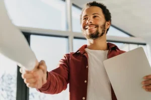 pessoa chegando em entrevista de emprego, tentando conseguir o primeiro emprego mesmo sem experiência