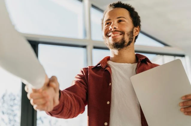 pessoa chegando em entrevista de emprego, tentando conseguir o primeiro emprego mesmo sem experiência