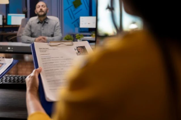 aluno segurando currículo com habilidades valorizadas pelo mercado
