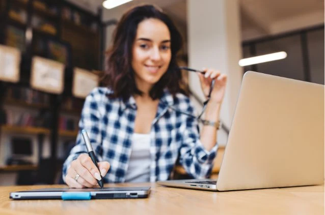 estudante escolhendo cursos mais fáceis de arrumar emprego
