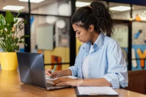 aluna estudando e trabalhando ao mesmo tempo