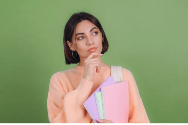 estudante de graduação pensando na diferença entre empregabilidade e trabalhabilidade