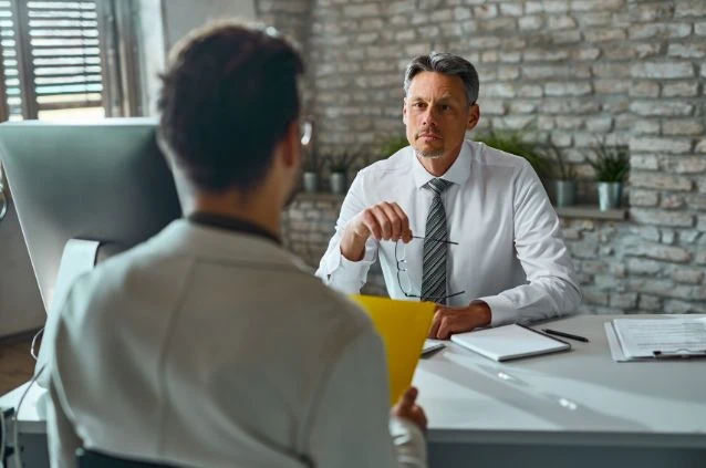 entrevista de emprego em que empresas procuram habilidades em recém-formados
