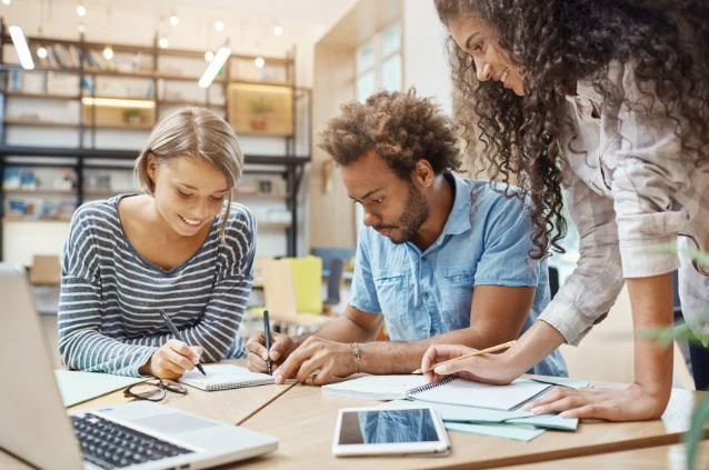 alunos estudando a partir de metodologia de aprendizagem baseada em projetos