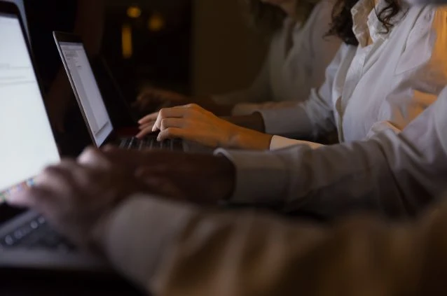 trabalhador atuando em profissões que vão crescer com a inteligência artificial
