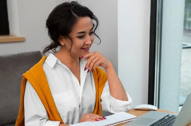 aluna pensando qual curso dá mais emprego