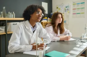 alunos em faculdade com aulas práticas