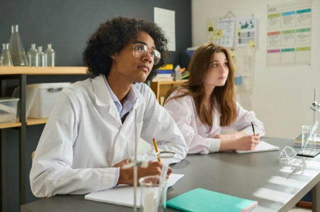 alunos em faculdade com aulas práticas