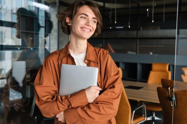 estudante pensando em emprego antes de se formar