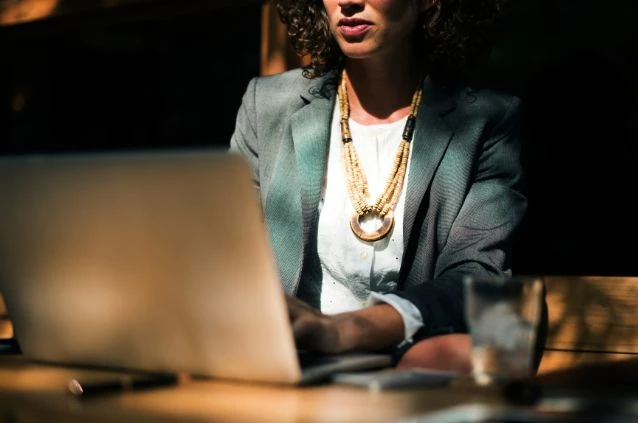 profissional trabalhando com direito digital
