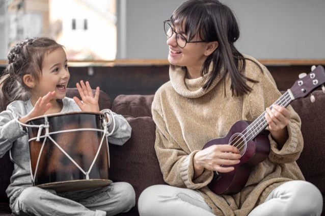musicoterapeuta trabalhando com criança