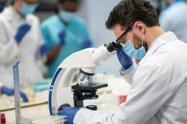biomédico trabalhando