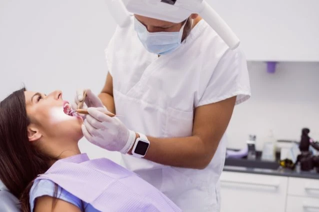 dentista trabalhando em consultório