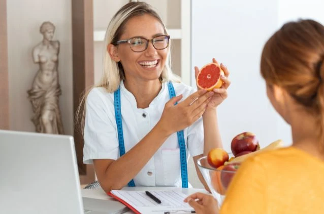 nutricionista trabalhando