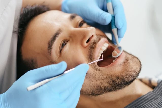 paciente sendo atendido por profissional de odontologia