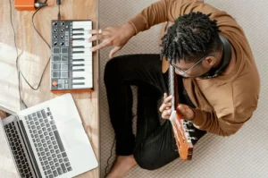 profissional tocando instrumentos musicais